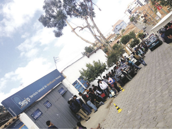 COLAS. Decenas de personas hacen fila en las afueras del SEGIP para conseguir una cdula.