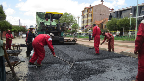 MEJORAMIENTO. Obreros de la Alcalda empezaron el recapado en la avenida Las Amricas.