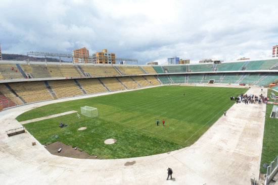 Un panorama del nuevo csped del estadio Hernando Siles.