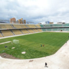 Un panorama del nuevo csped del estadio Hernando Siles.