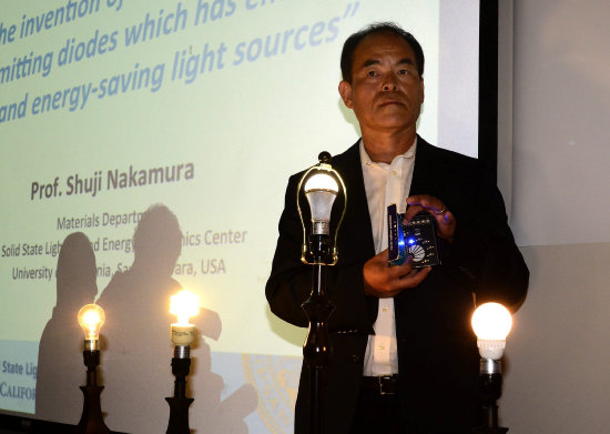 PREMIO. El catedrtico estadounidense de origen japons Shuji Nakamura posa con un diodo emisor de luz (led) al conocer su premio.