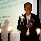 PREMIO. El catedrtico estadounidense de origen japons Shuji Nakamura posa con un diodo emisor de luz (led) al conocer su premio.