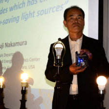 PREMIO. El catedrtico estadounidense de origen japons Shuji Nakamura posa con un diodo emisor de luz (led) al conocer su premio.