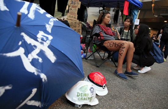 BARRICADAS. Manifestantes jvenes a favor de la democracia en la zona de Admiralty en Hong Kong, China.