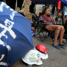 BARRICADAS. Manifestantes jvenes a favor de la democracia en la zona de Admiralty en Hong Kong, China.