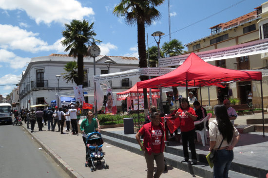 CAMPAA. El MAS, UD y PDC reparten propaganda electoral en la plaza 25 de Mayo y la plaza San Francisco.