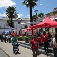 CAMPAA. El MAS, UD y PDC reparten propaganda electoral en la plaza 25 de Mayo y la plaza San Francisco.