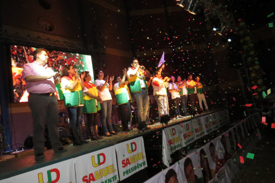 CIERRE. Los candidatos de UD cierran su campaa en Chuquisaca en el coliseo Edgar Cojintos.