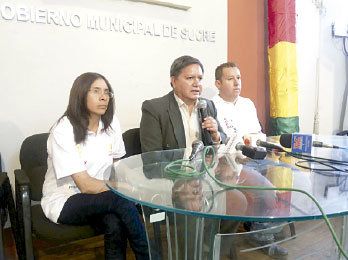 APOYO. Torres expresa su apoyo a Millares en una conferencia de prensa en la Alcalda.