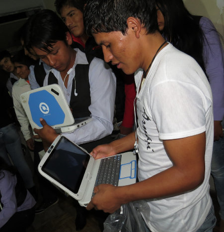 ENTREGA. Estudiantes de unidades educativas nocturnas recibieron anoche sus laptops.