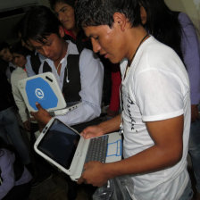 ENTREGA. Estudiantes de unidades educativas nocturnas recibieron anoche sus laptops.