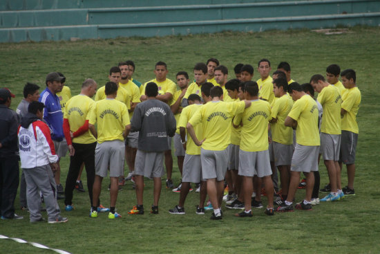 Los jugadores sostuvieron una extensa charla con el cuerpo tcnico; abajo, solamente tocaron un poco el baln.