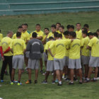 Los jugadores sostuvieron una extensa charla con el cuerpo tcnico; abajo, solamente tocaron un poco el baln.