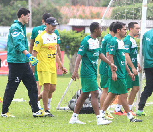 Arriba, el DT Soria durante una de las prcticas con la Seleccin; abajo, Lizio (d) en la sesin con la Verde.