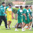 Arriba, el DT Soria durante una de las prcticas con la Seleccin; abajo, Lizio (d) en la sesin con la Verde.