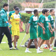 Arriba, el DT Soria durante una de las prcticas con la Seleccin; abajo, Lizio (d) en la sesin con la Verde.