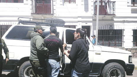 AGRESIONES. Los familiares golpearon a tres sujetos detenidos en la carcel por el caso Ale.