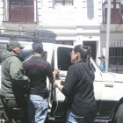 AGRESIONES. Los familiares golpearon a tres sujetos detenidos en la carcel por el caso Ale.