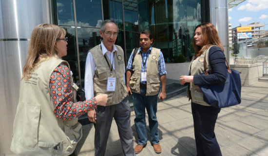 EN BOLIVIA. El jefe de la misión de observadores de la OEA, Álvaro Colom (segundo de la izquierda), junto a algunos de sus colaboradores.