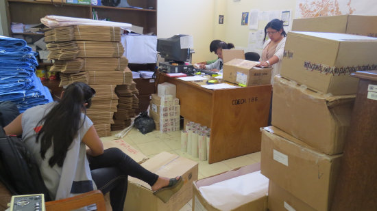 MATERIAL. Las papeletas electorales, de a poco, van llegando a los municipios más alejados de Sucre.