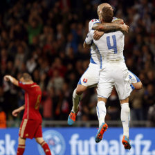 Los jugadores de Eslovaquia celebran el triunfo sobre España, ante la desazón de los integrantes de La Roja, en un partido válido por las eliminatorias europeas.