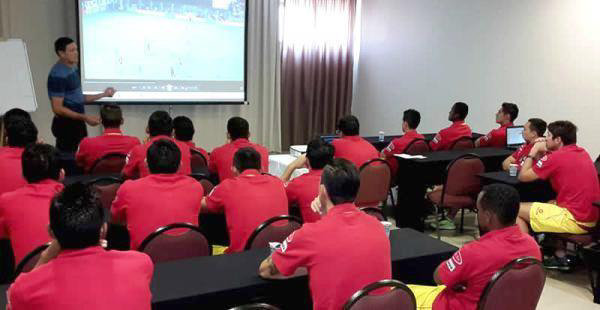 La charla técnica del entrenador Mauricio Soria; abajo, una de las últimas prácticas del seleccionado nacional.