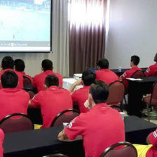 La charla técnica del entrenador Mauricio Soria; abajo, una de las últimas prácticas del seleccionado nacional.