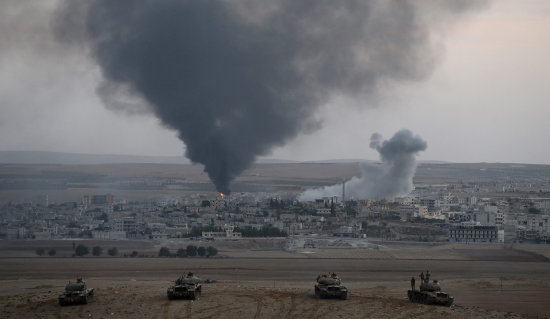 BOMBARDEO. Imagen del humo causado por un ataque de la aviación aliada ante fuerzas del Estado Islámico en la localidad de Kobani, Siria