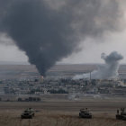 BOMBARDEO. Imagen del humo causado por un ataque de la aviación aliada ante fuerzas del Estado Islámico en la localidad de Kobani, Siria