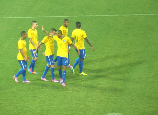 Una escena del partido de anoche, cuando los brasileos celebraban uno de los tres goles, en el cotejo jugado en el estadio Arena Pantanal de Cuiab.