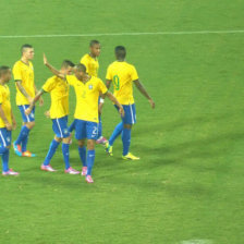 Una escena del partido de anoche, cuando los brasileos celebraban uno de los tres goles, en el cotejo jugado en el estadio Arena Pantanal de Cuiab.