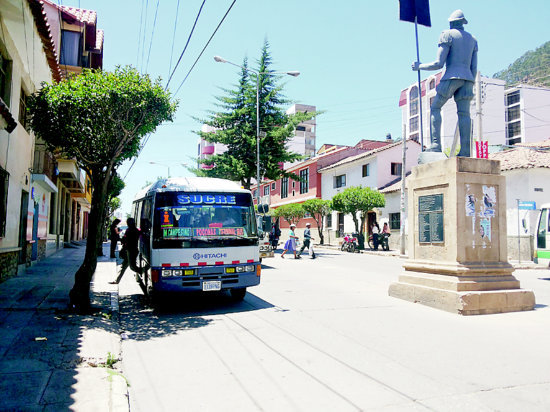 TRANSPORTE. Segn usuarios, la parada se debi instalar junto al monumento a Pedro Ansrez.