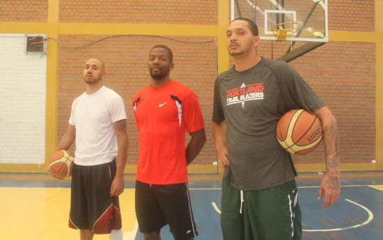 Los norteamericanos Joseph Pope (i), Giyoh Shey Ngafi (c) y Aaron More ya se sumaron al trabajo de Amistad-Blacmar para la Libobasquet.