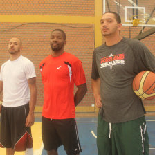 Los norteamericanos Joseph Pope (i), Giyoh Shey Ngafi (c) y Aaron More ya se sumaron al trabajo de Amistad-Blacmar para la Libobasquet.