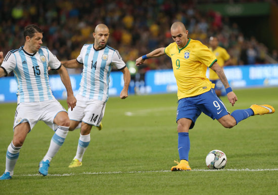 El delantero Diego Tardelli (d) anot los dos goles de la seleccin brasilea, que ayer derrot 2-0 a la argentina.