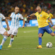 El delantero Diego Tardelli (d) anot los dos goles de la seleccin brasilea, que ayer derrot 2-0 a la argentina.