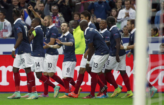 El festejo de los jugadores franceses, tras el gol de Karim Benzema (3i).