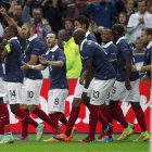 El festejo de los jugadores franceses, tras el gol de Karim Benzema (3i).