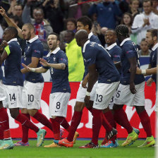 El festejo de los jugadores franceses, tras el gol de Karim Benzema (3i).