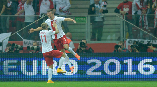 Arkadiusz Milik (d) festeja junto a su compaero Kamil Grosicki el primer gol polaco sobre Alemania.