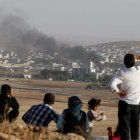 COMBATES. Residentes turcos observan un bombardeo aliado sobre un barrio de la ciudad kurda de Kobani, en Siria.