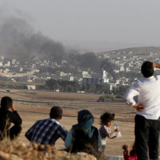 COMBATES. Residentes turcos observan un bombardeo aliado sobre un barrio de la ciudad kurda de Kobani, en Siria.