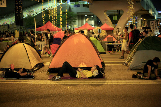 MANIFESTACIN. Estudiantes acampan en una calle del centro de Hong Kong.