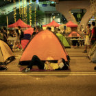 MANIFESTACIN. Estudiantes acampan en una calle del centro de Hong Kong.