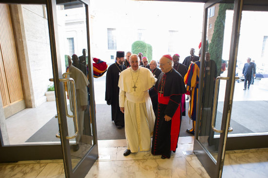 REUNIN. El papa Francisco ingresa a una de las sesiones del Snodo extraordinario.