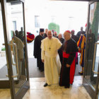 REUNIN. El papa Francisco ingresa a una de las sesiones del Snodo extraordinario.