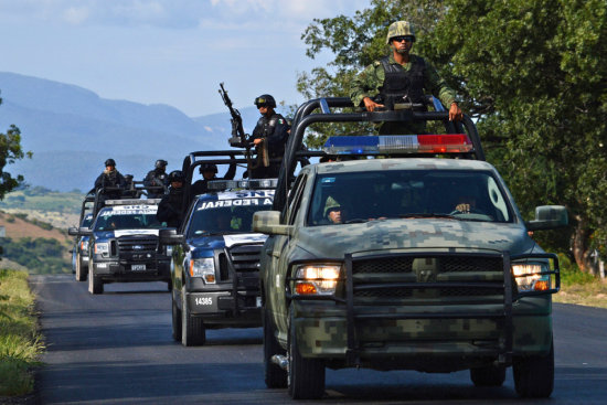 OPERATIVO. Las tropas federales realizan un operativo para dar con los cuerpos.