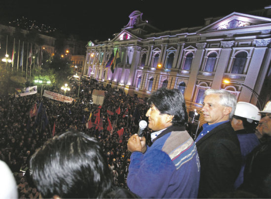 FESTEJO. El presidente Evo Morales celebra su victoria en el balcn de Palacio de Gobierno junto a sus seguidores.