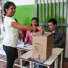 PARTICIPACIN. Los residentes bolivianos en el extranjero acudieron a cumplir con su obligacin de elegir a sus nuevas autoridades.