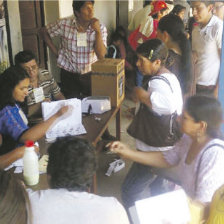 VOTACIN. La jornada electoral transcurri con normalidad en las provincias donde los votantes participaron de forma masiva en Monteagudo.